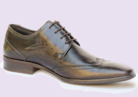 Produttore scarpa classica da uomo in pelle Italiana, calzature per uomini disegnati in Italia e prodotte per distributori e produttori di scarpe conto terzi, produciamo anche per marchio dei nostri clienti, collezione di scarpe e stivali in pelle per donne per un mercato della distribuzione di prodotti medio alto negli Stati Uniti, Germania, Latino America, Cina, Mexico, Austria, Francia e tutta la Italia