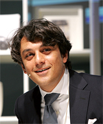 Luca De Meo, CEO Alfa Romeo Automobiles SpA, CEO Abarth & Co. SpA e Chief Marketing Officer Fiat Group Nel 2004 muore Umberto Agnelli. Ai vertici del Gruppo vengono nominati presidente Luca Cordero di Montezemolo, vice presidente John Elkann e amministratore delegato Sergio Marchionne, la squadra artefice di una profonda trasformazione culturale del gruppo. Viene avviato un rigoroso piano di contenimento dei costi e di rilancio industriale che permette nel 2005 il ritorno all'utile netto per il Gruppo. Lottimo andamento economico degli ultimi anni  stato confermato dai risultati conseguiti nel 2007: il fatturato ha sfiorato i 59 miliardi di euro. Una crescita avvenuta in maniera omogenea tra le varie aree del mondo e tra i vari settori operativi. Tutti, infatti, hanno contribuito con nuovi prodotti e soluzioni: debutta lAlfa Romeo 159, Lancia per i cento anni dellazienda presenta la New Ypsilon, mentre da Maranello esce linnovativa 599 GTB Fiorano. Maserati affascina con il coup Gran Turismo. Iveco amplia lofferta con veicoli a bassa emissione, propone il nuovo Daily e il nuovo Stralis. CNH si aggiudica con il trattore T 7000 il titolo di Tractor of the Year 2007. Ma il simbolo e lemblema della rinascita e dellaffermazione del Gruppo  la nuova Cinquecento, eletta Auto dellanno2008