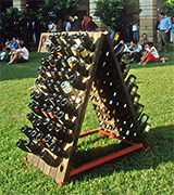 Inoltre il nostro sistema vino con la piramide qualitativa che vede al vertice DOCG e DOC e sotto le IGT ci permette di essere presenti su tutti i mercati con i prodotti pi adatti: i classici per le Denominazioni dOrigine, i moderni e la fantasia per le Indicazioni Geografiche. Limportante  crederci ed investire in questa direzione