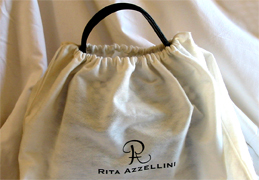 La collezione Rita Azzellini  studiata apposta per la Donna esigente che ama l'esclusivit e l'eleganza, in ogni sua forma; una Donna che non baratta la propria personalit con le tendenze del momento. Sia nella quotidianit di tutti i giorni che nell'evento di una cerimonia o di un'occasione speciale, una borsa Rita Azzellini sa trasformarsi da utile oggetto a fine corredo di un abbigliamento e di un proprio essere che sa e vuole farsi ammirare