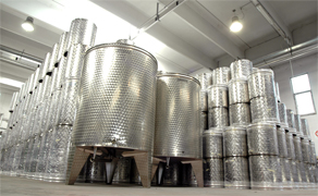 Contenitori industriali per vino, serbatoi di produzione vino made in Italy, contenitori in acciaio inossidabile per birra chaiamati kegs, contenitori per olio di oliva, contenitori per vino ed altri alimenti in acciaio inossidabile, produzione industriale dell' acciaio inossidabile contenitori di birra (kegs) serbatoi per alimenti e bevande, contenitori domestici e industriali per vino ed olio prodotti in "acciaio inox". Professionalit e tecnologia il binomio perfetto per ogni contenitore di birra pressurizzato (keg), Contenitori in acciaio inossidabile e prodotti per la grande distruzione nel mondo