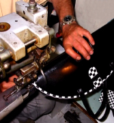 Prodotta interamente a mano in Italia, la collezione Rita Azzellini  studiata apposta per la Donna esigente che ama l'esclusivit e l'eleganza, in ogni sua forma; una Donna che non baratta la propria personalit con le tendenze del momento. Sia nella quotidianit di tutti i giorni che nell'evento di una cerimonia o di un'occasione speciale, una borsa Rita Azzellini sa trasformarsi da utile oggetto a fine corredo di un abbigliamento e di un proprio essere che sa e vuole farsi ammirare
