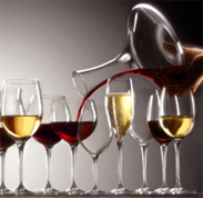 Produttori di vini d'esportazione, i vini possono essere classificati sia in funzione del vitigno (varietà di vite utilizzata per la produzione) che in funzione della zona di produzione. I vitigni più famosi e diffusi nel mondo (i cosiddetti "Vitigni internazionali" o "Alloctoni") sono fra i rossi il Cabernet-Sauvignon, il Cabernet franc, il Merlot, il Pinot noir, lo Zinfandel e il Syrah; tra i bianchi il Sauvignon blanc, lo Chardonnay, il Muscat ed il Riesling Le zone di produzione più famose nel mondo sono, oltre alle diverse regioni dell'Italia, la provincia di Bordeaux, la Borgogna, la Champagne e l'Alsazia in Francia, La Rioja in Spagna e la Napa Valley in California